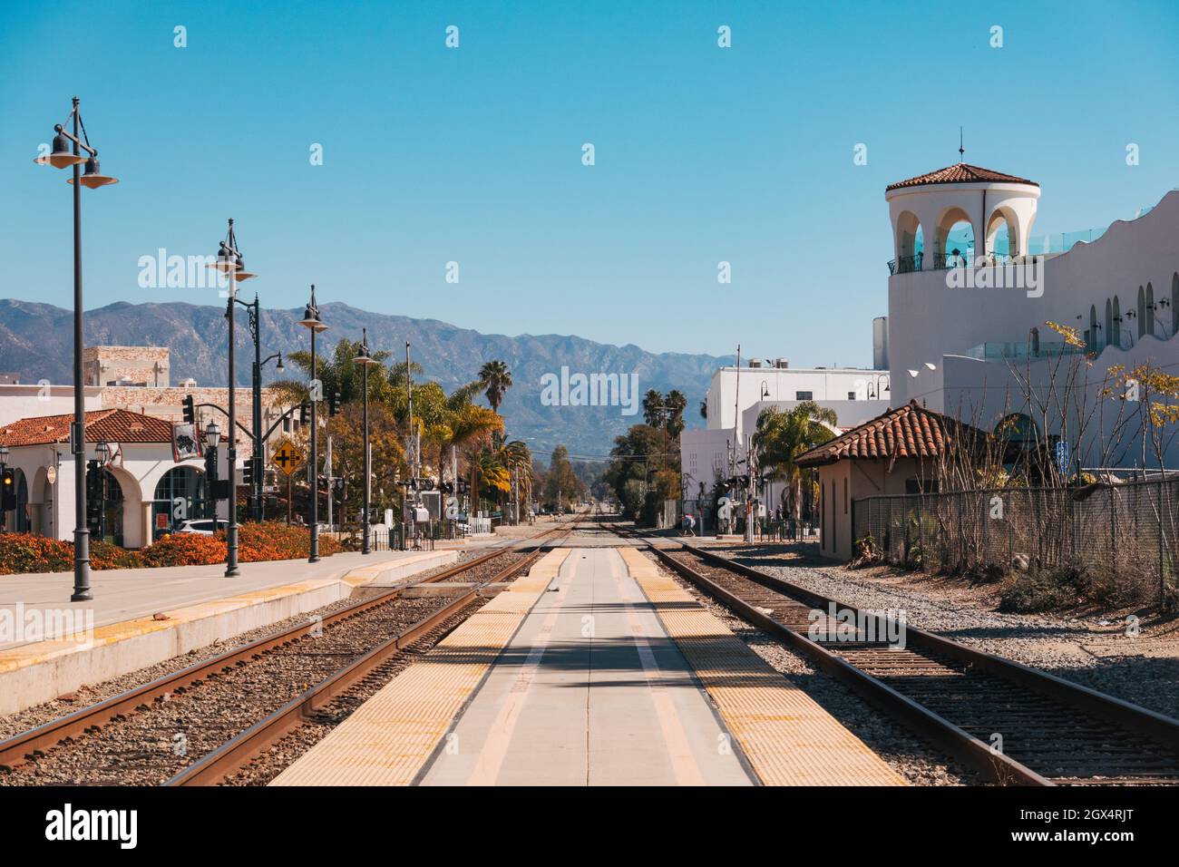 Voies ferrées et une plate-forme à la gare ferroviaire Amtrak de Santa Barbara, Californie, États-Unis Banque D'Images