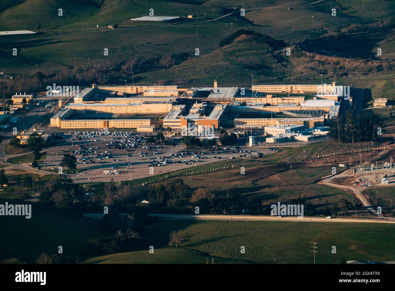 Vue aérienne de la prison California Men's Colony de San Luis Obispo Banque D'Images