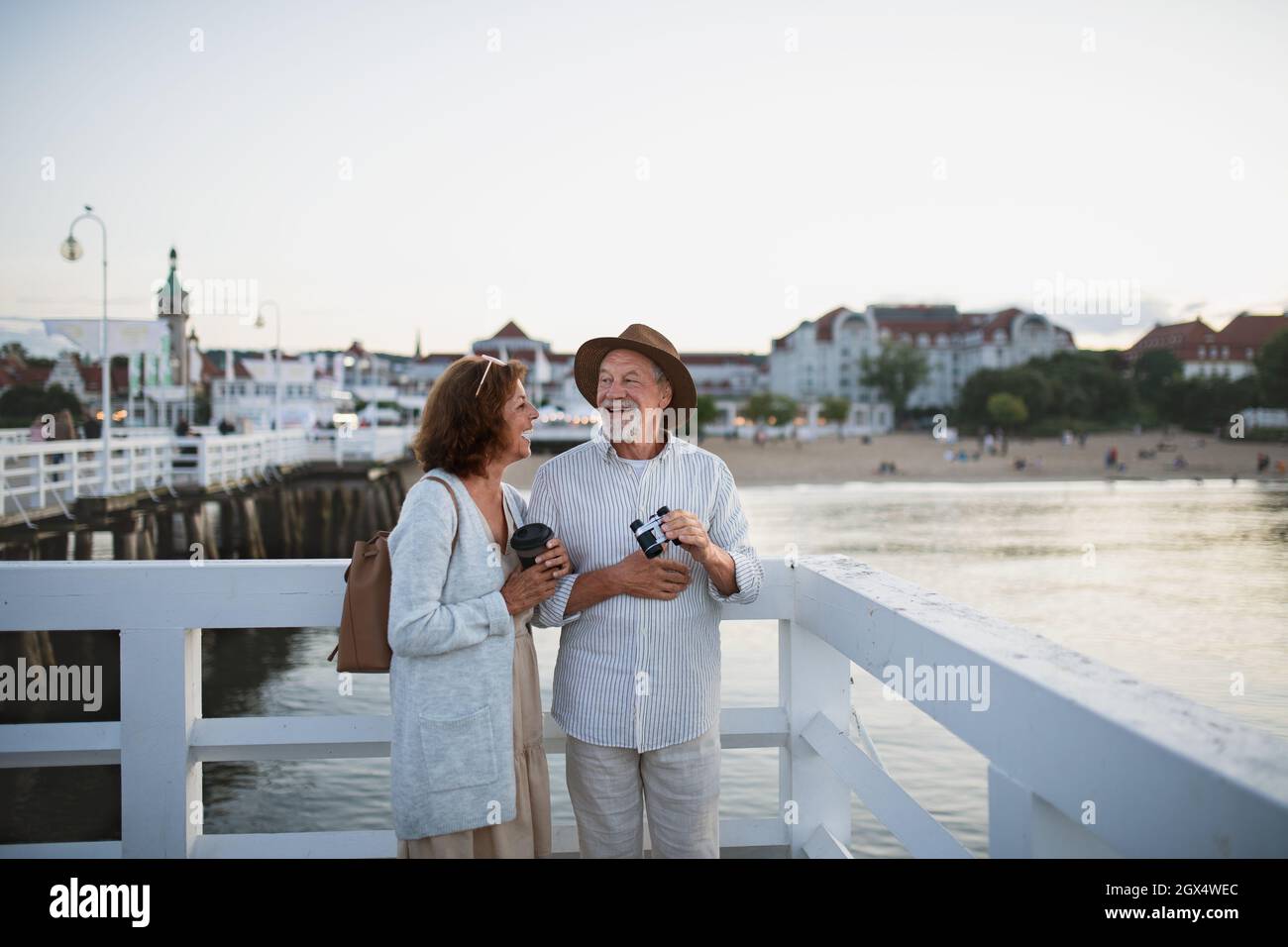 Couple heureux touriste senior s'amuser à marcher en plein air sur la jetée par la mer, vacances d'été. Banque D'Images