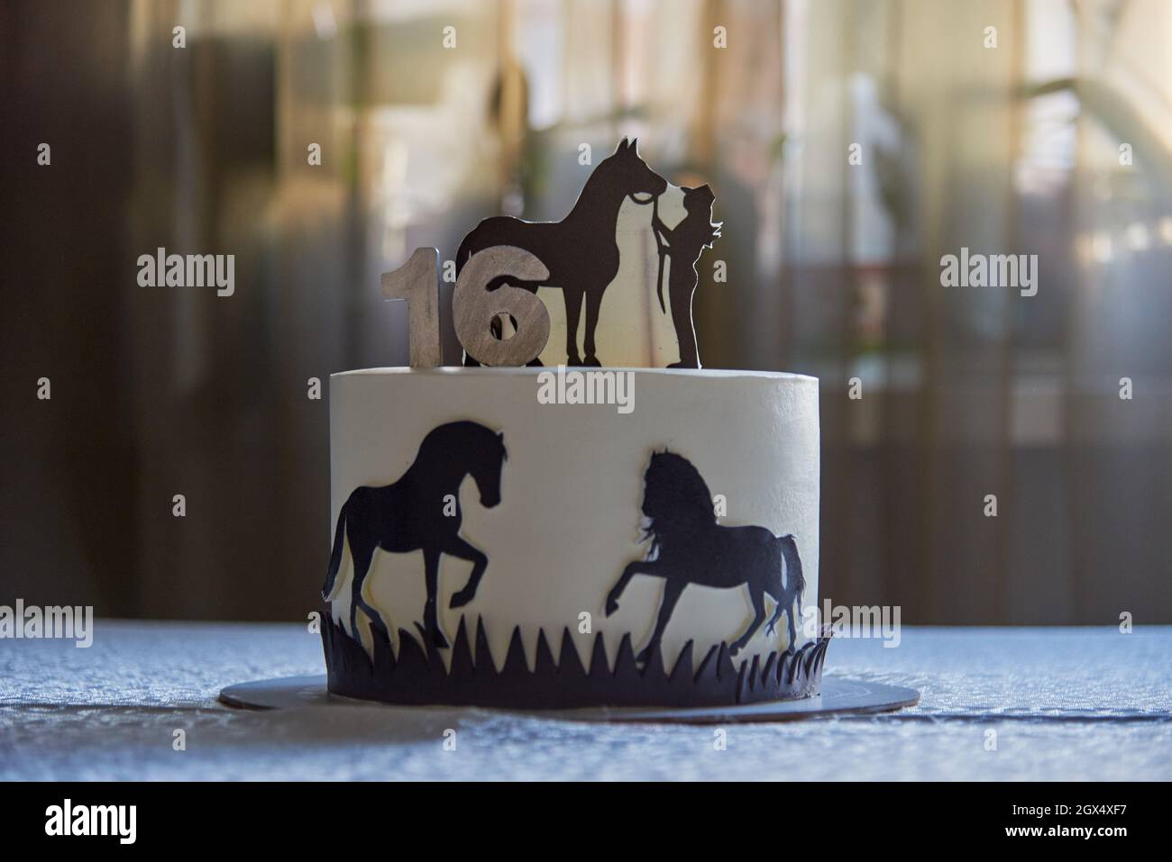 Un Gateau D Anniversaire Decore De Figures De Chevaux Et De Bougies Sur La Table Photo Stock Alamy