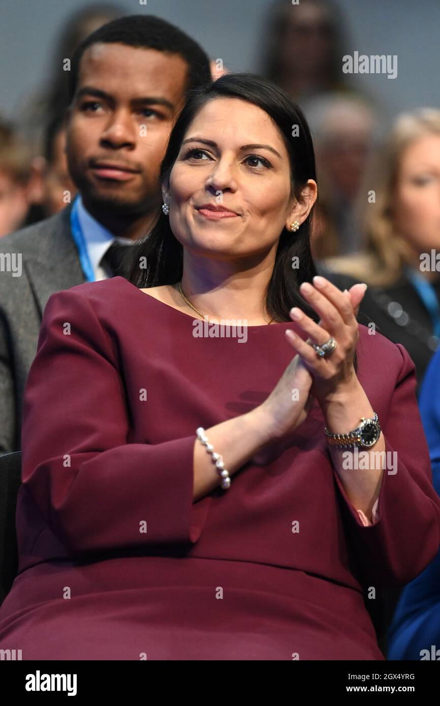 Manchester, Royaume-Uni. 4 octobre 2021. Priti Patel, secrétaire d'État à l'intérieur de l'audience en tant que chancelier de l'Échiquier Rishi Sunak, s'adresse à la Conférence du Parti conservateur à Manchester. Date de la photo: Lundi 4 octobre 2021. Le crédit photo devrait se lire: Matt Crossick/Empics/Alamy Live News Banque D'Images