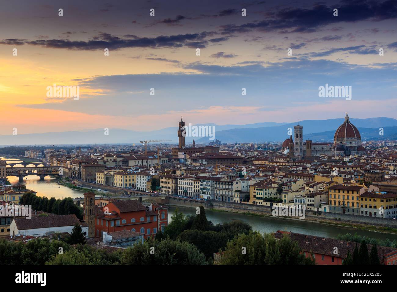 Vue panoramique de Florence. La rivière Arno et la cathédrale Santa Maria del Fiore. Italie. Banque D'Images