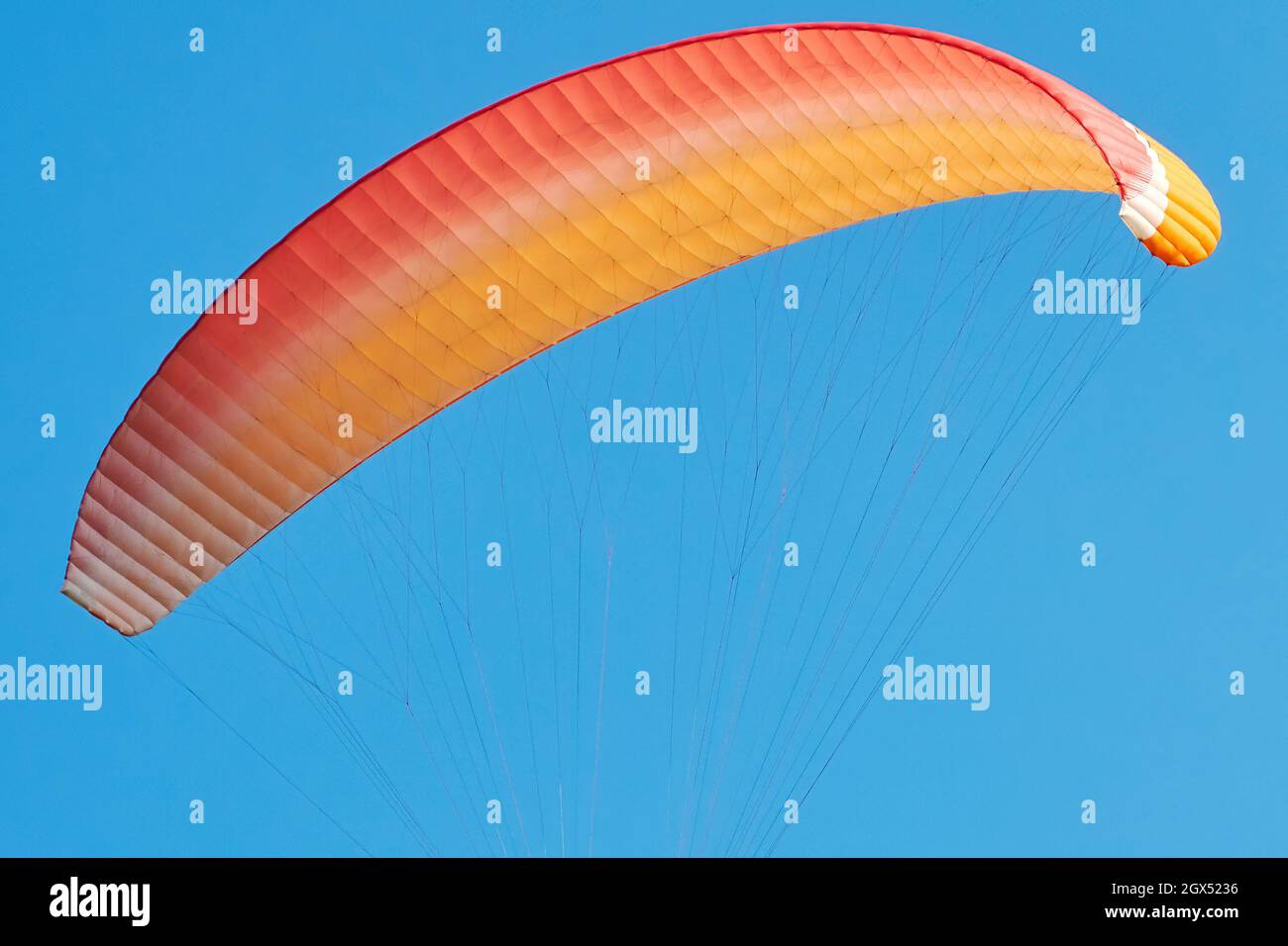 Parachute de parapente coloré dans le ciel bleu. Sports extrêmes et activités de loisirs Banque D'Images