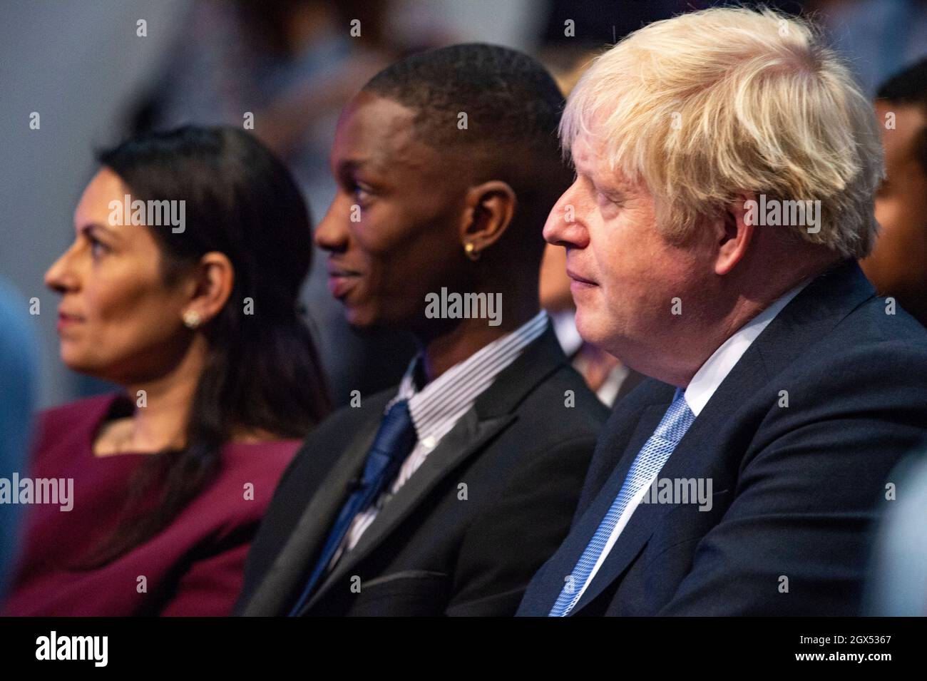 Manchester, Angleterre, Royaume-Uni. 4 octobre 2021. PHOTO : (à gauche), le très honorable Priti Patel, ministre de l'intérieur du Royaume-Uni; (à droite) le très honorable Boris Johnson, député, premier ministre du Royaume-Uni, à la conférence du parti conservateur n° CPC21. Crédit : Colin Fisher/Alay Live News Banque D'Images