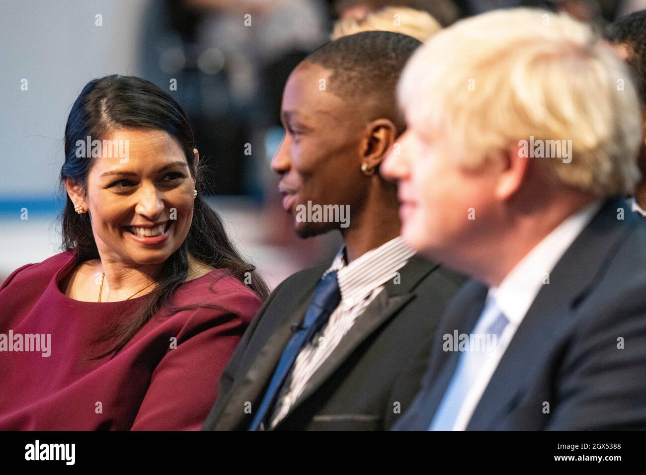Manchester, Angleterre, Royaume-Uni. 4 octobre 2021. PHOTO : (à gauche), le très honorable Priti Patel, ministre de l'intérieur du Royaume-Uni; (à droite) le très honorable Boris Johnson, député, premier ministre du Royaume-Uni, à la conférence du parti conservateur n° CPC21. Crédit : Colin Fisher/Alay Live News Banque D'Images
