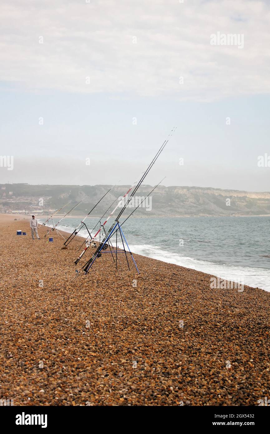 Pêche sur une plage de galets. Banque D'Images