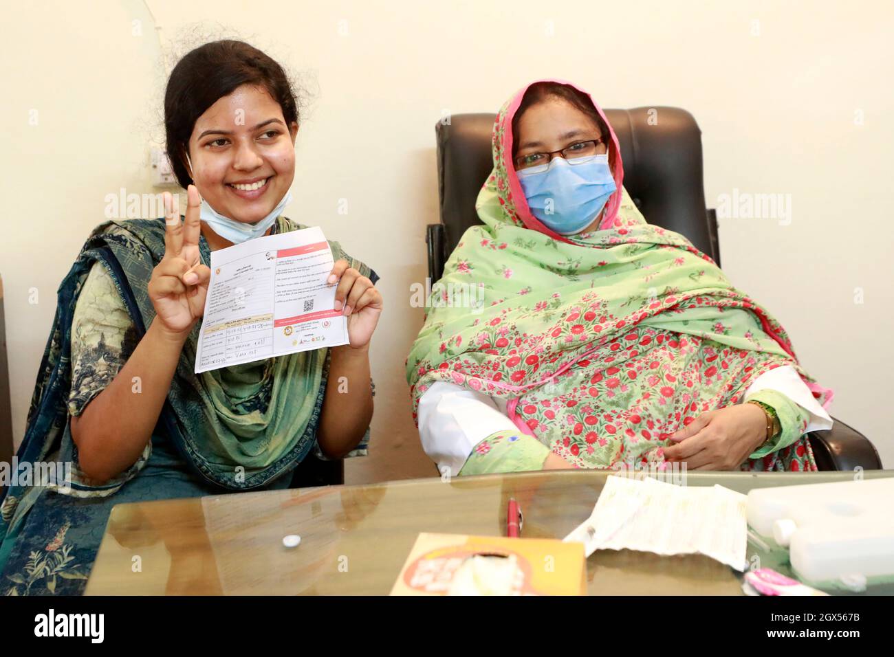 Dhaka, Bangladesh - 04 octobre 2021 : à partir d'aujourd'hui, les étudiants, les enseignants et le personnel du centre médical de l'Université de Dhaka sont vaccinés. Banque D'Images