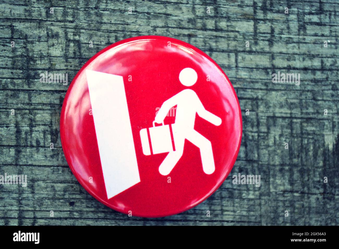 icône rouge et un homme blanc sort de la porte Banque D'Images