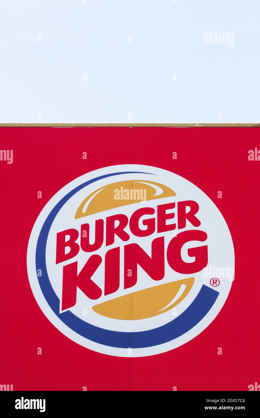 Pierre-Benite, France - 21 mai 2020 : logo de la chaîne de restauration rapide Burger King. Burger King est une chaîne mondiale de restaurants de restauration rapide de hamburger Banque D'Images