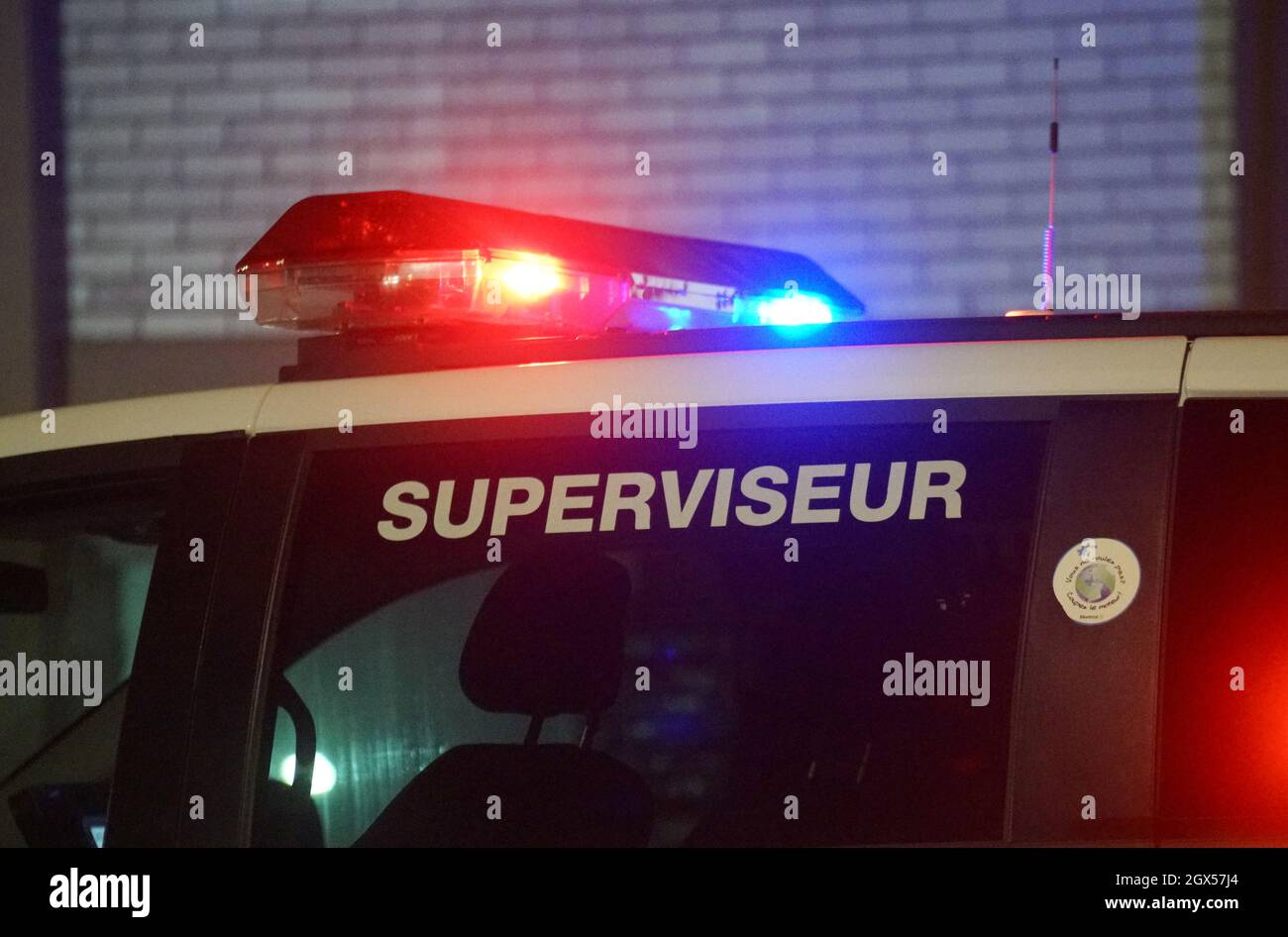 Montréal,Québec,Canada,le 20 mars 2021.la police illumine le sommet d'un carde de police Mario Beauregard/Alamy News Banque D'Images