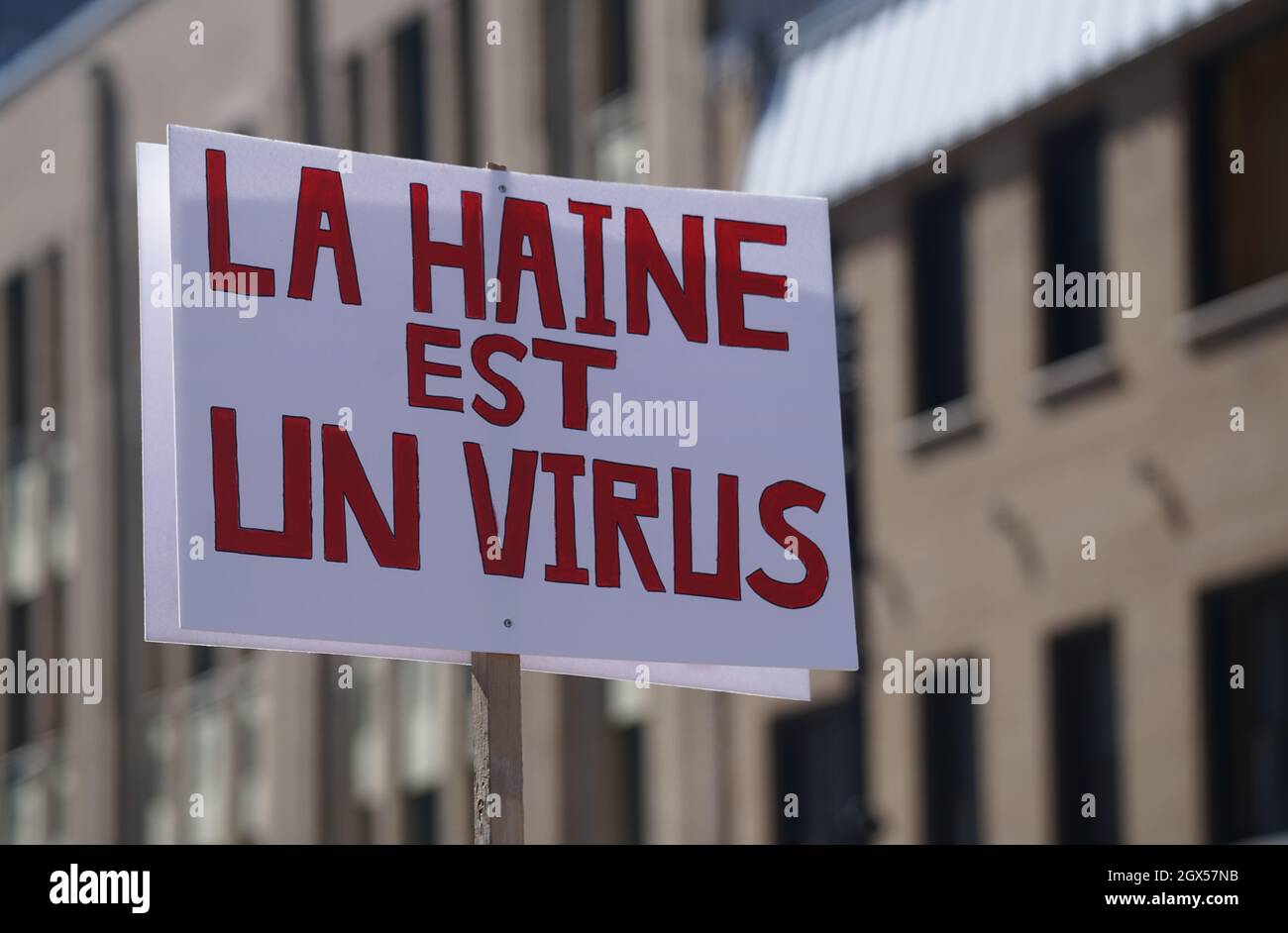 Montréal,Québec,Canada,le 21 mars 2021.signe de protestation contre la haine.Mario Beauregard/Alamy News Banque D'Images