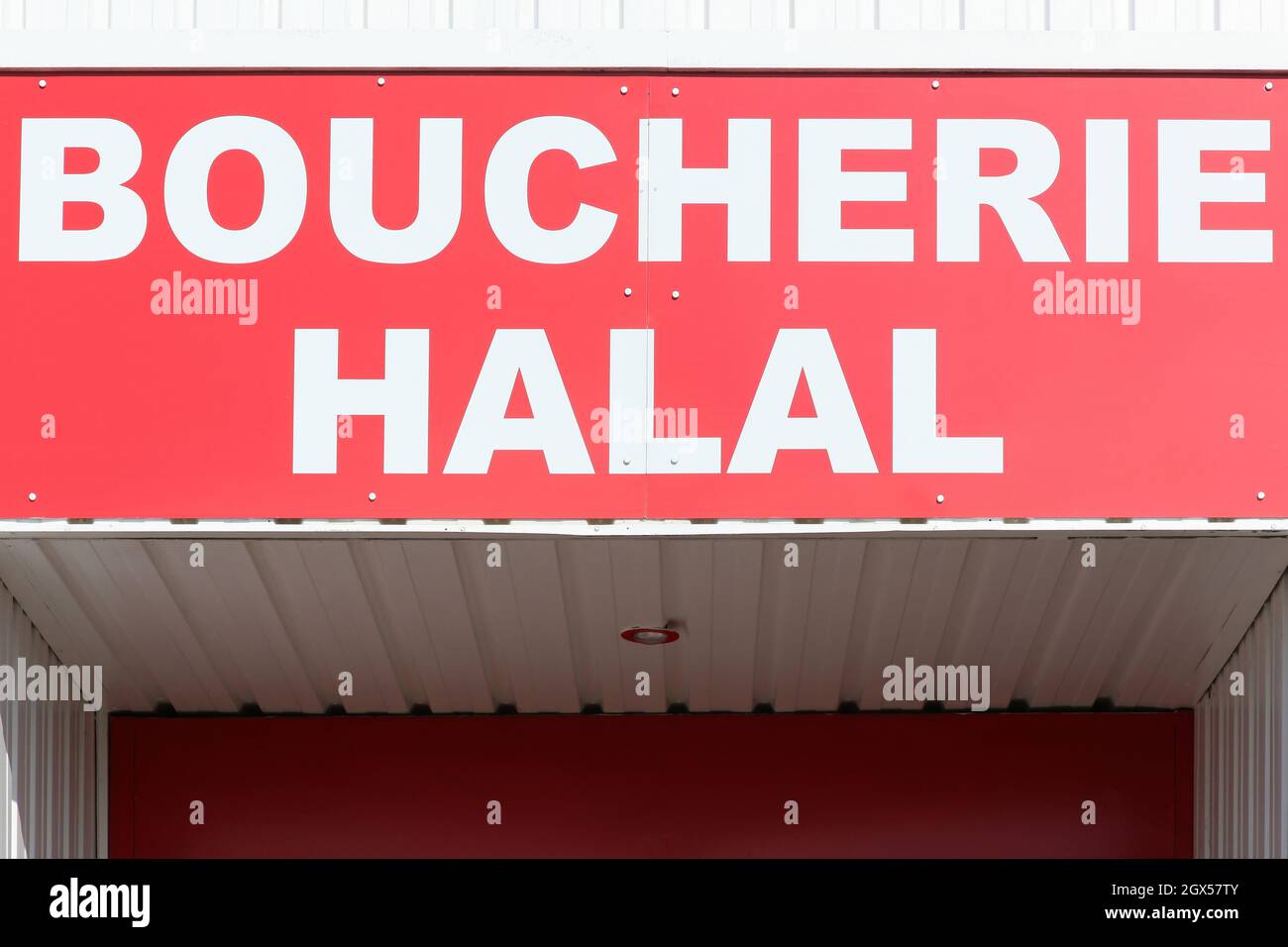 Boucherie halal appelée boucherie halal en langue française Banque D'Images