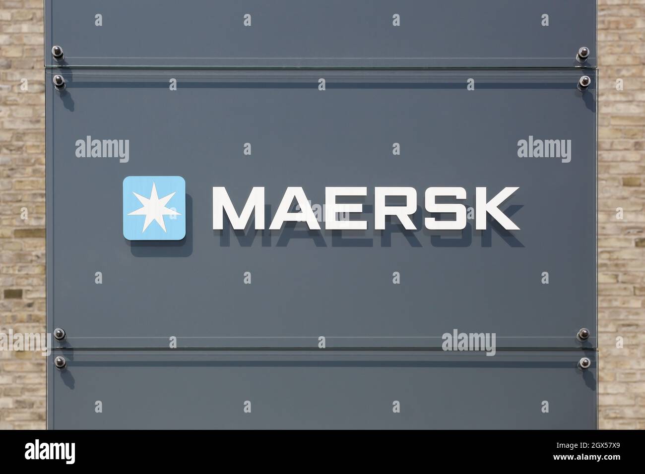 Tilst, Danemark - 18 avril 2021 : logo Maersk sur un bâtiment. Société Maersk basée à Copenhague, Danemark Banque D'Images