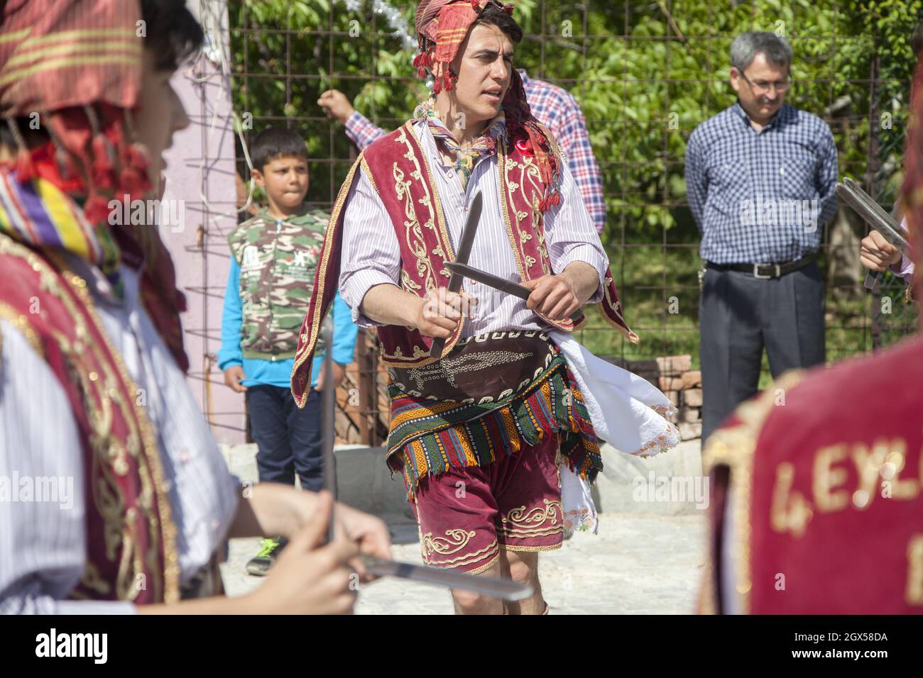 Manisa,Turquie - Manisa,Turquie - 04-24-2016:spectacle de groupe de danse (efe) dans la rue du quartier de Manisa Kula Banque D'Images