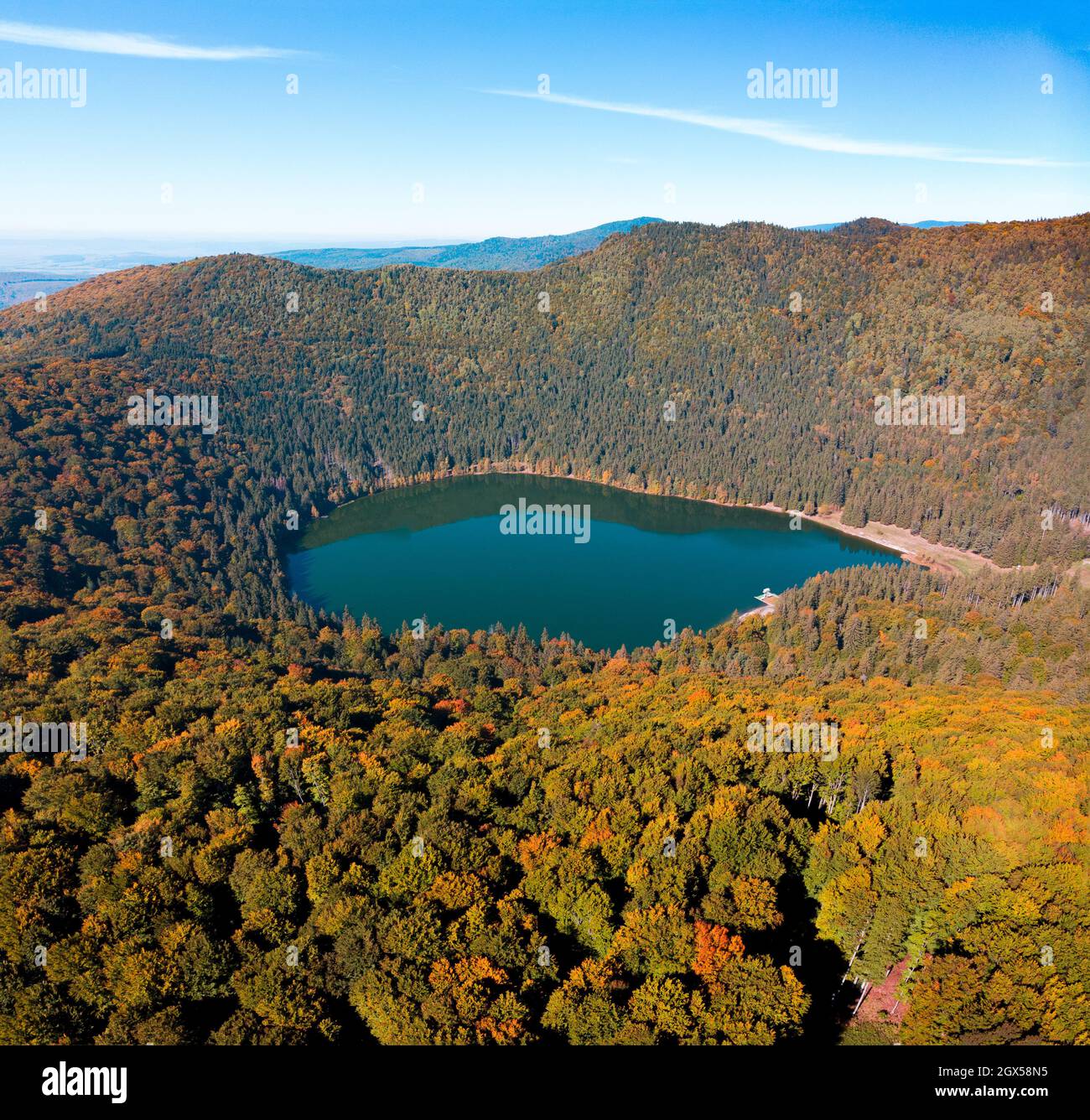 Vue panoramique sur les drones aériens de la saison d'automne sur le lac volcanique de Saint Anne (Santa Ana).Forêt et eau.Harghita, Roumanie, en automne Banque D'Images