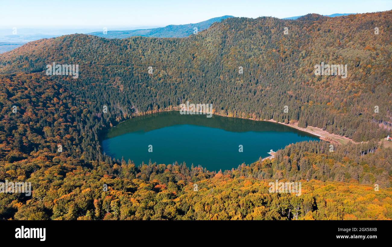 Vue panoramique sur les drones aériens de la saison d'automne sur le lac volcanique de Saint Anne (Santa Ana).Forêt et eau.Harghita, Roumanie, en automne Banque D'Images