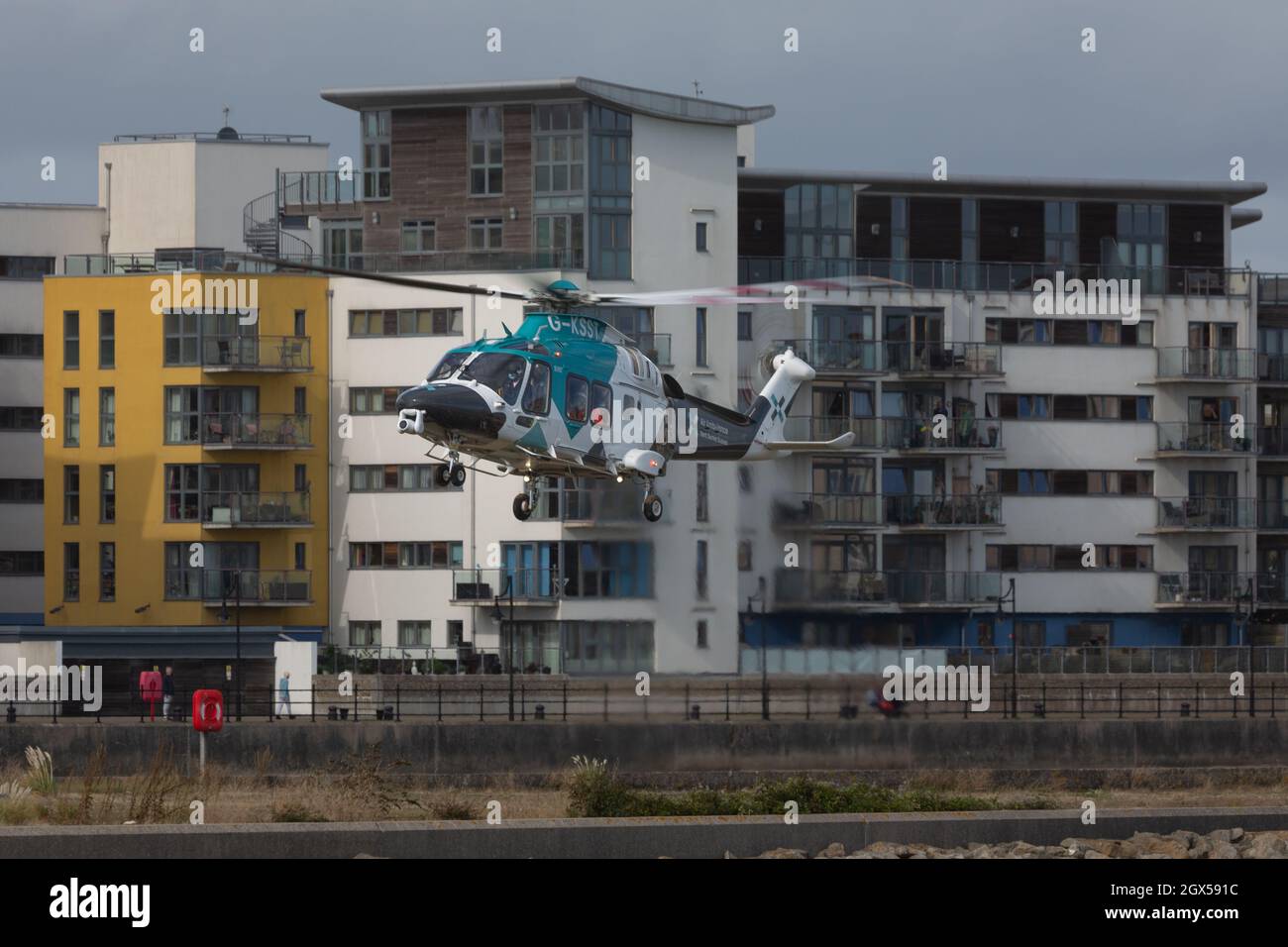 L'ambulance aérienne G-KSST s'atterrit au port souverain d'Eastbourne pour prendre un patient Banque D'Images