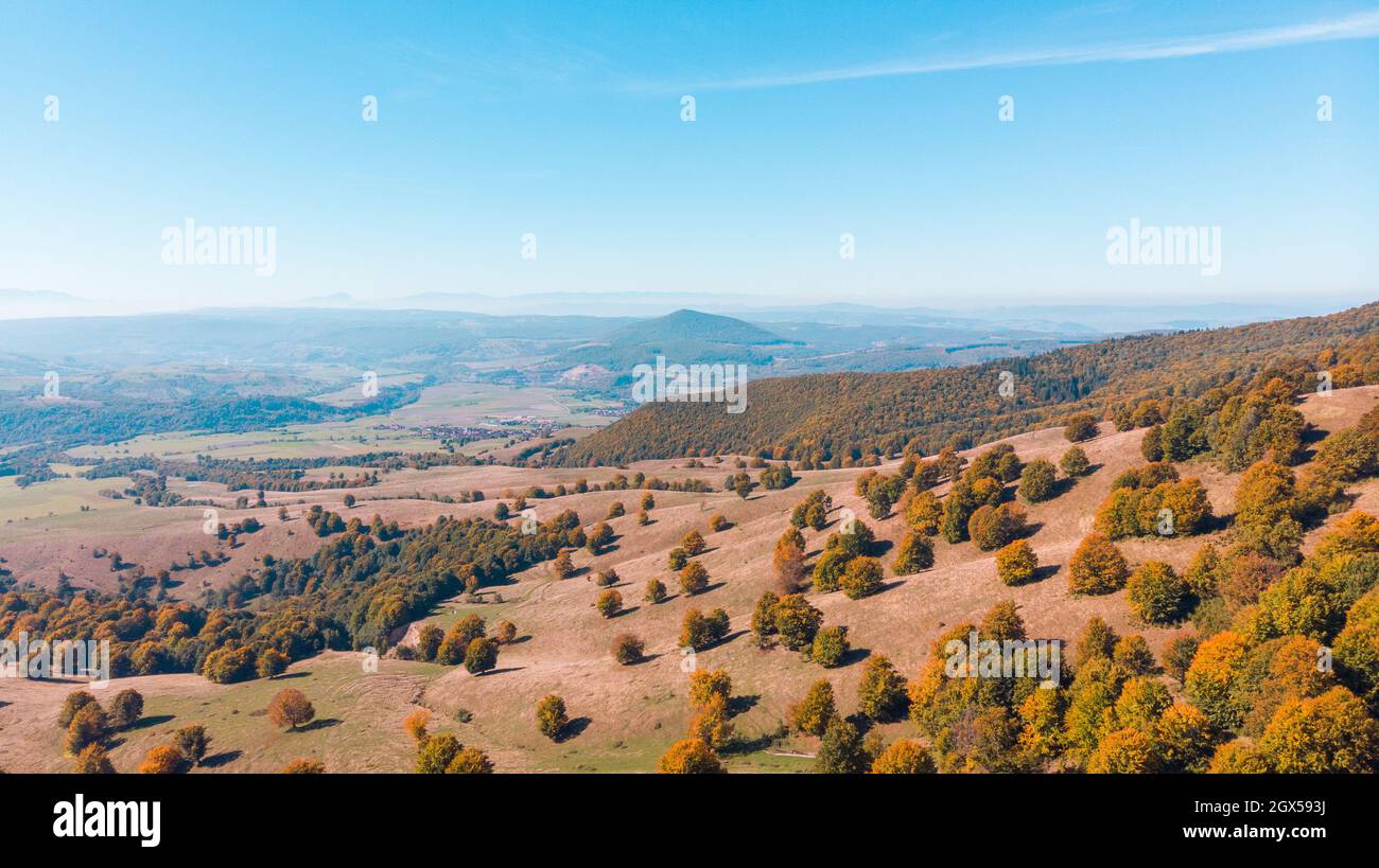 Paysage aérien de drone au-dessus des montagnes le matin Banque D'Images