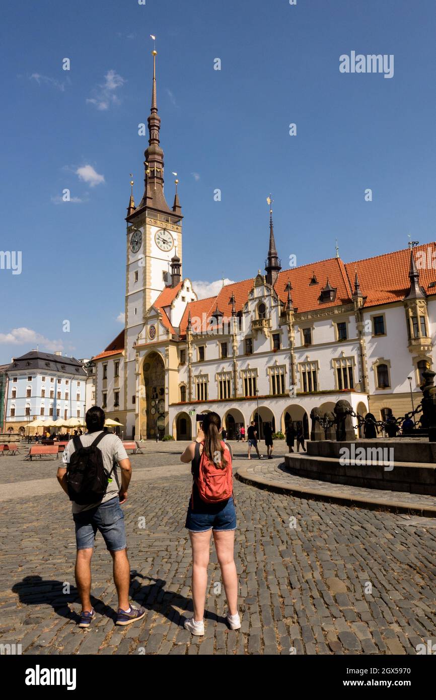 Olomouc Moravie République tchèque touristes couple touristique place principale Tour de l'hôtel de ville et horloge astronomique Banque D'Images