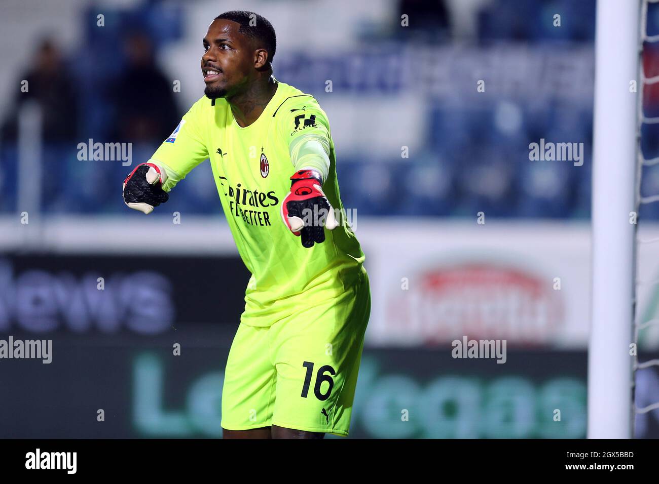 Mike Maignan de l'AC Milan gestes pendant la série Un match entre Atalanta BC et l'AC Milan. Banque D'Images