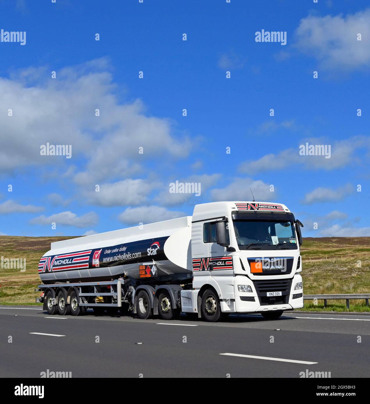 HGV. Camion-citerne. Nichols Fuel Oils Group. Autoroute M6, en direction du sud. Shap, Cumbria, Angleterre, Royaume-Uni, Europe. Banque D'Images