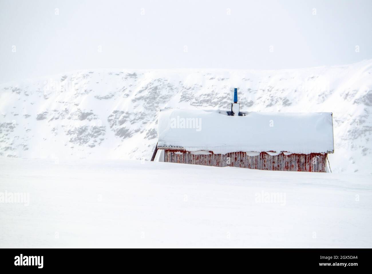 Couvert de neige cabines en bois dans un village sami en hiver, Finlande, Scandinavie Banque D'Images