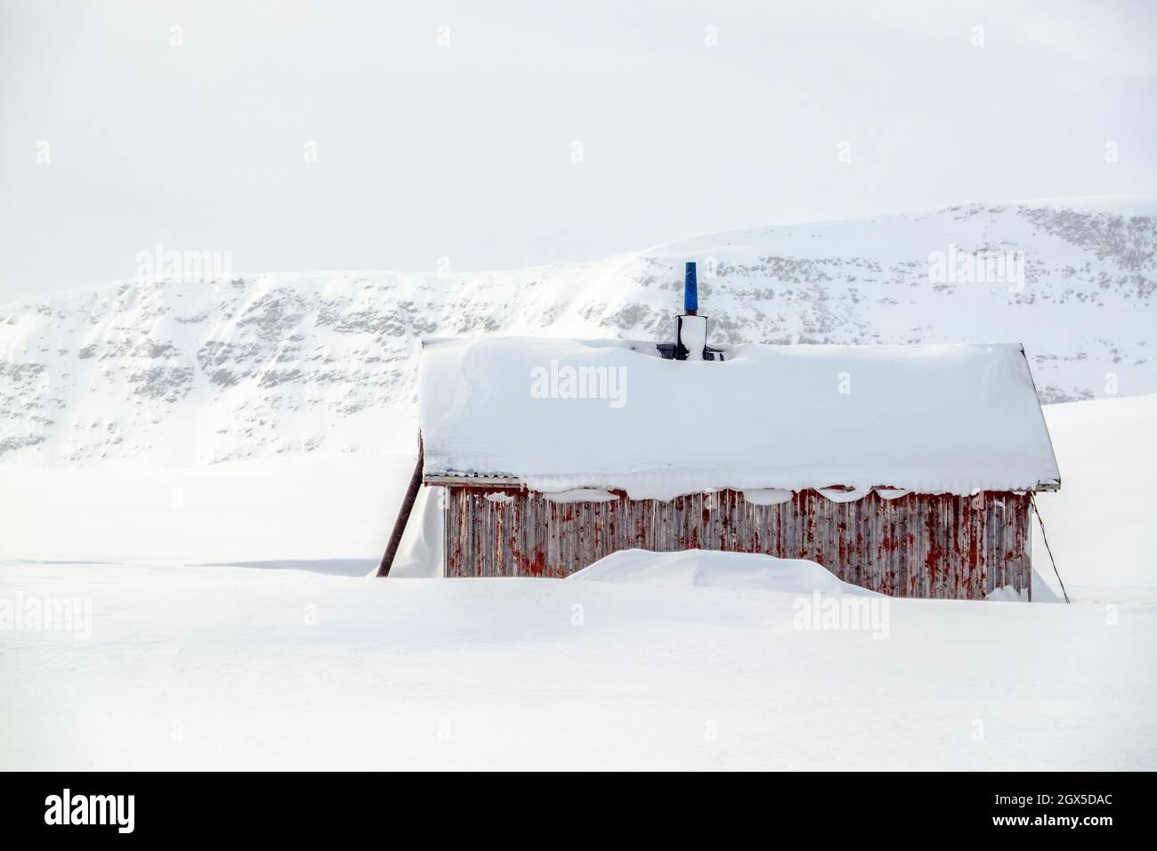 Couvert de neige cabines en bois dans un village sami en hiver, Finlande, Scandinavie Banque D'Images