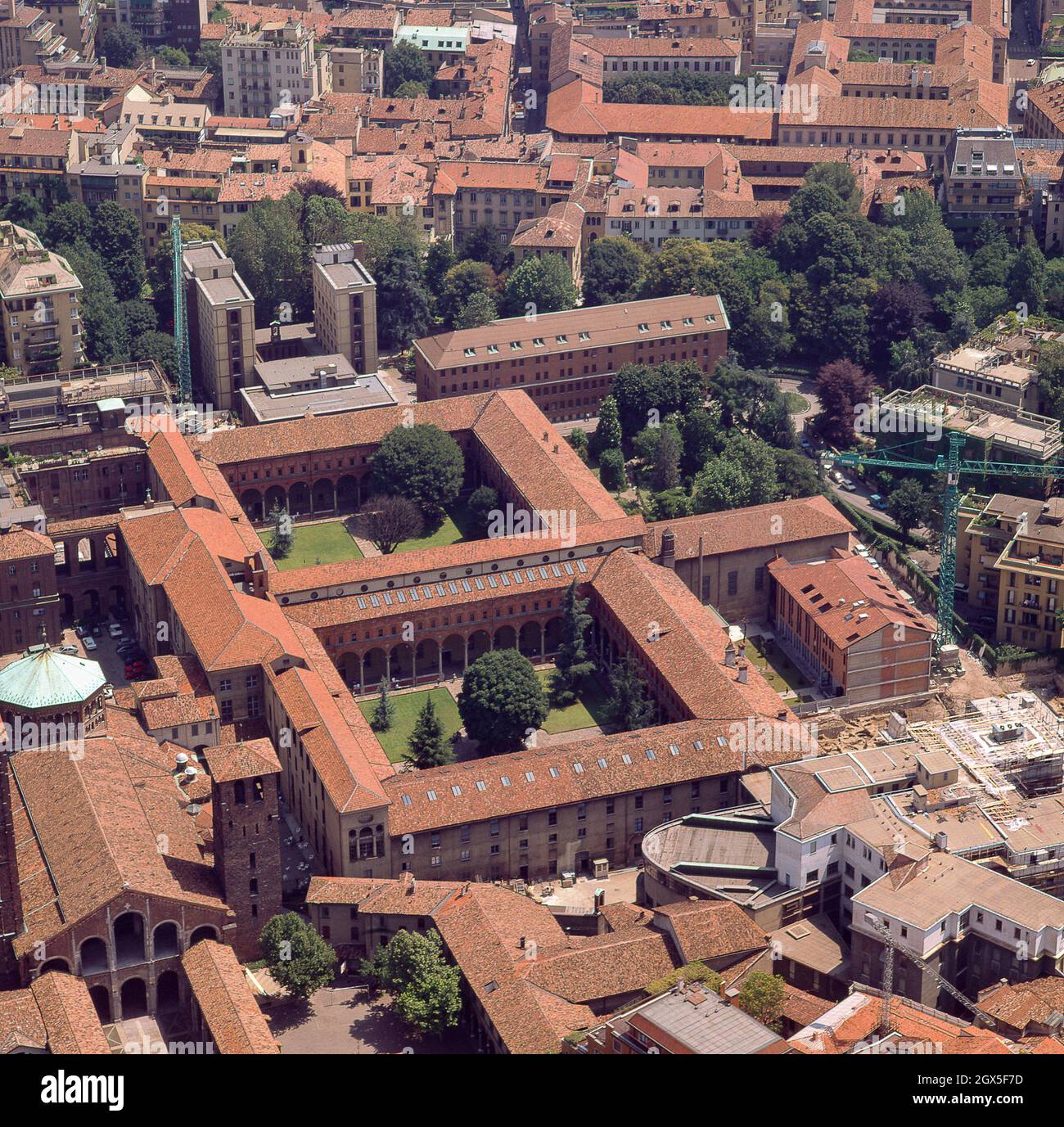 Europe, Italie, Lombardie, Milan, photo aérienne de la basilique S. Ambrogio et de l'Université catholique. Banque D'Images