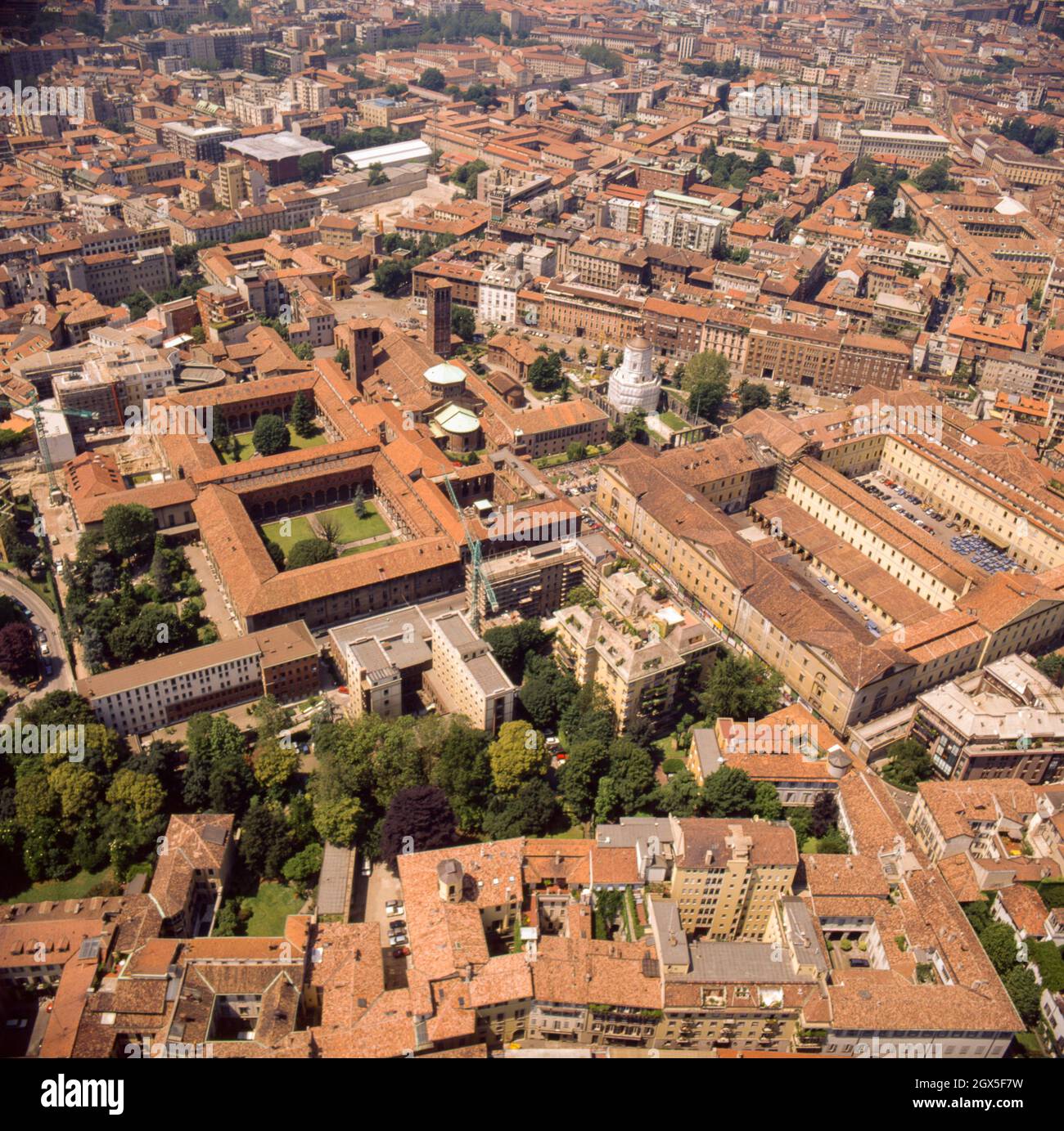 Europe, Italie, Lombardie, Milan, photo aérienne de la basilique S. Ambrogio et de l'Université catholique. Banque D'Images