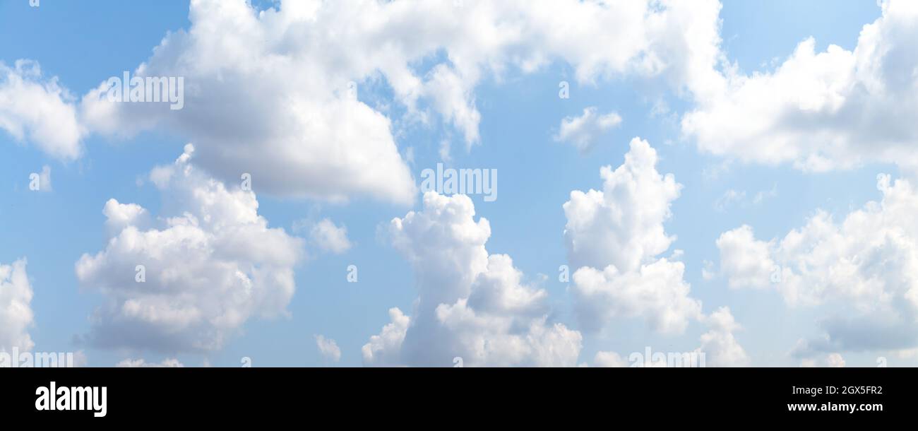 Ciel bleu avec nuages de cumulus blancs en journée. Photo d'arrière-plan panoramique naturelle Banque D'Images