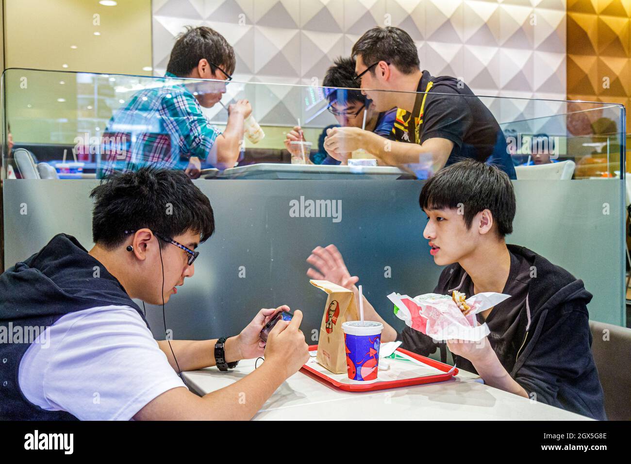 Shanghai Chine, Huangpu District, Xizang Road, People's Square Raffles City, asiatique adolescent adolescents adolescents adolescents garçons, KFC restaurant restauration rapide à l'intérieur Banque D'Images