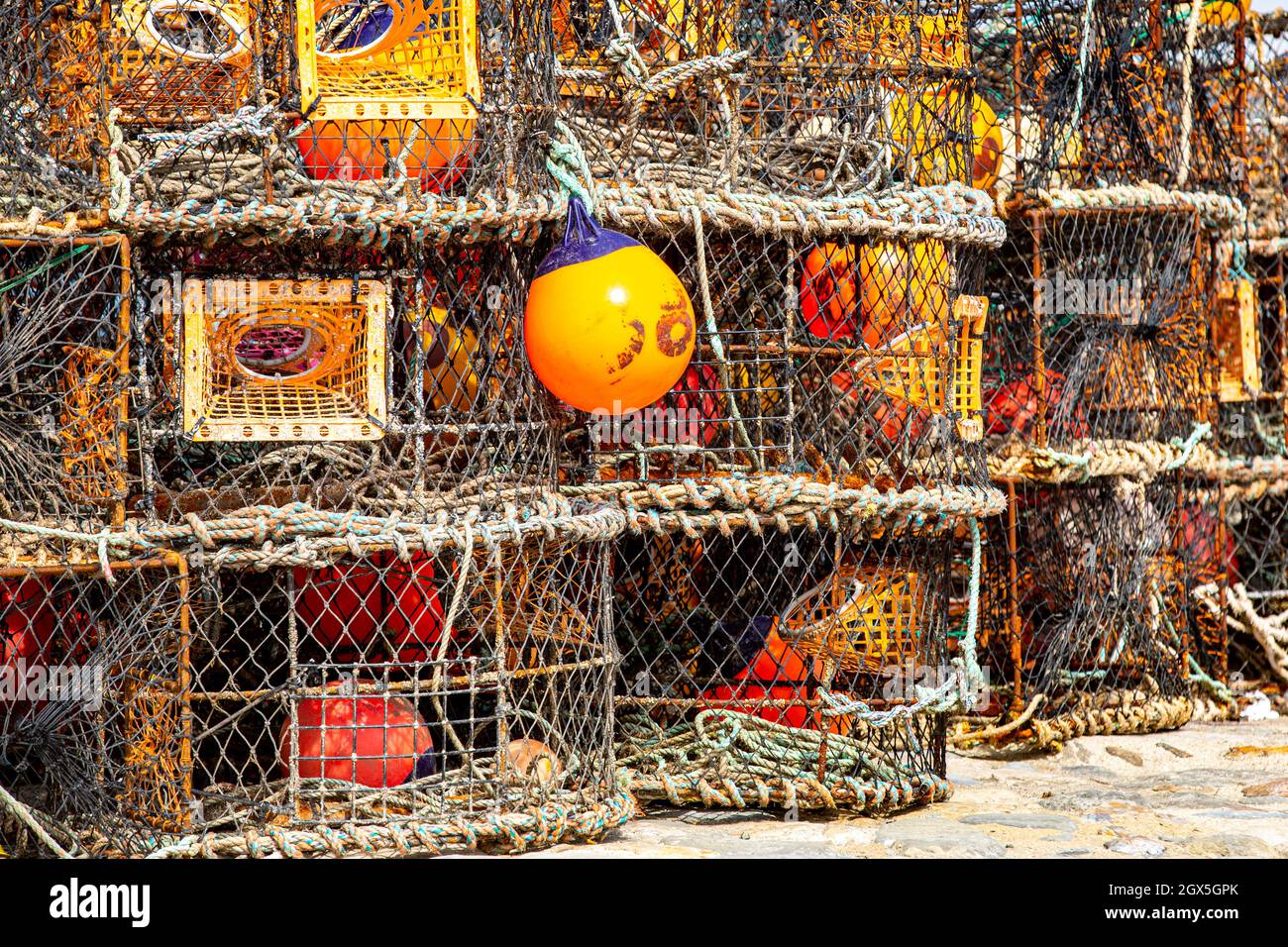 Une pile de crabes de pêche en mer pots de homard sur le port. Banque D'Images
