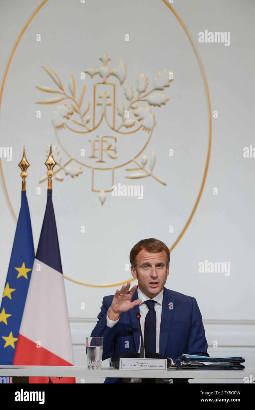 Paris, France. 04e octobre 2021. Discours du Président français de la République Emmanuel Macron à l'occasion du 4ème Sommet annuel des fonds souverains One Planet, qui a réuni les chefs des plus grands investisseurs institutionnels mondiaux pour une vidéoconférence à l'Elysée Palace à Paris le 4 octobre 2021, De revoir leur action en faveur de la transition climatique, avec l'envoyé présidentiel spécial des États-Unis pour le climat John Kerry. Photo par ISA HARSIN/Pool/ABACAPRESS.COM crédit: Abaca Press/Alay Live News Banque D'Images