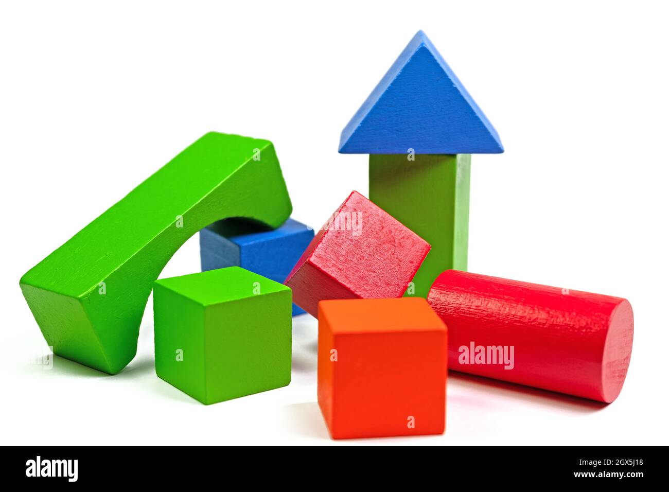 Blocs de bois colorés sur fond blanc Banque D'Images