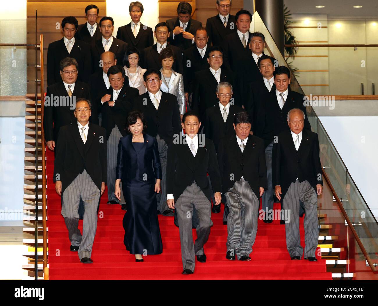 Tokyo, Tokyo, Japon. 4 octobre 2021. Le Premier ministre nouvellement élu Fumio Kishida et ses membres du cabinet marchent pour une séance photo à la résidence officielle du Premier ministre à Tokyo, au Japon. (Image de crédit: © POOL via ZUMA Press Wire) Banque D'Images