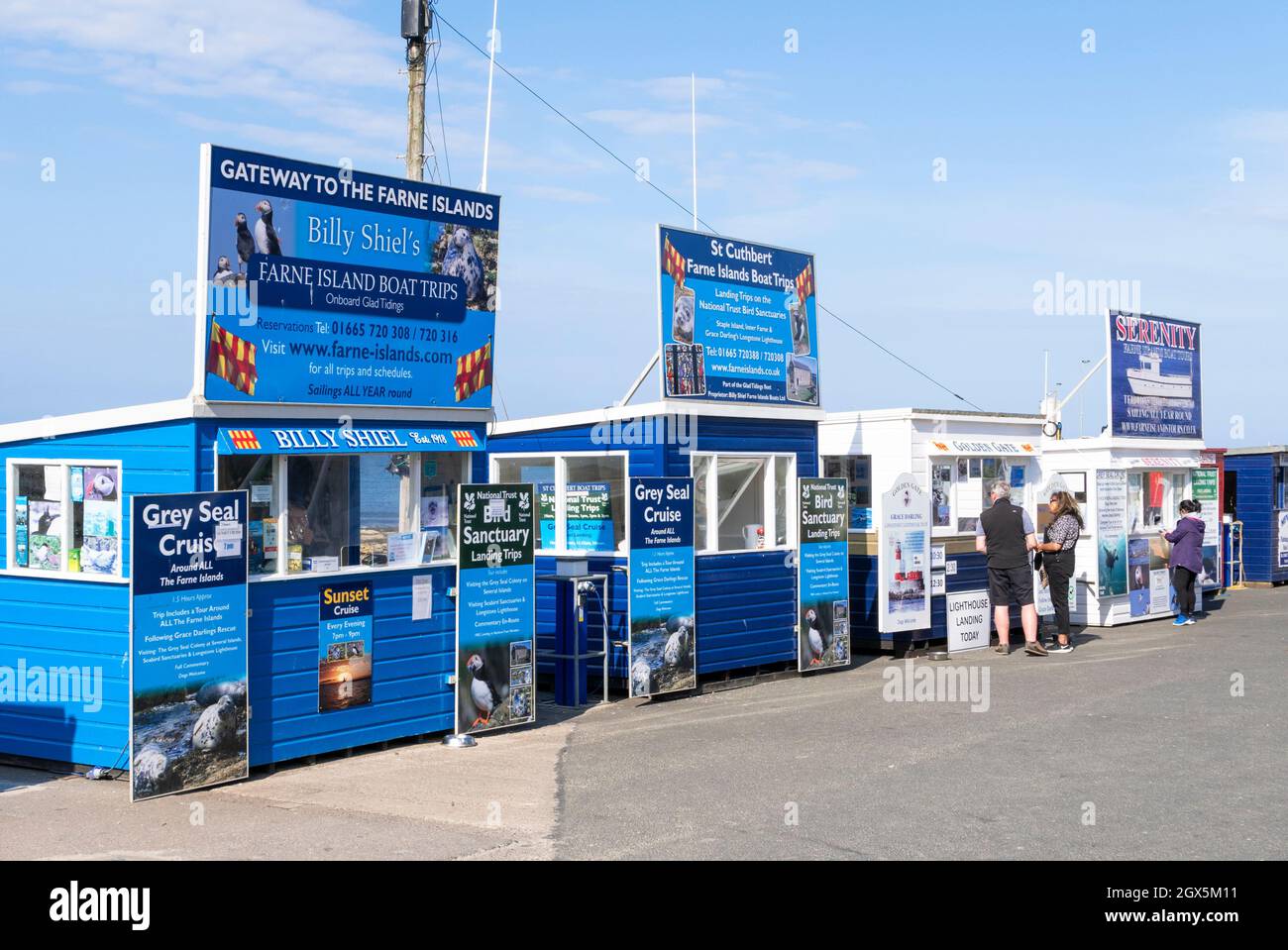 Kiosques vendant des billets pour les excursions en mer des îles Farne Seahouses Harbour Northumberland Coast Seahouses England GB UK Europe Banque D'Images