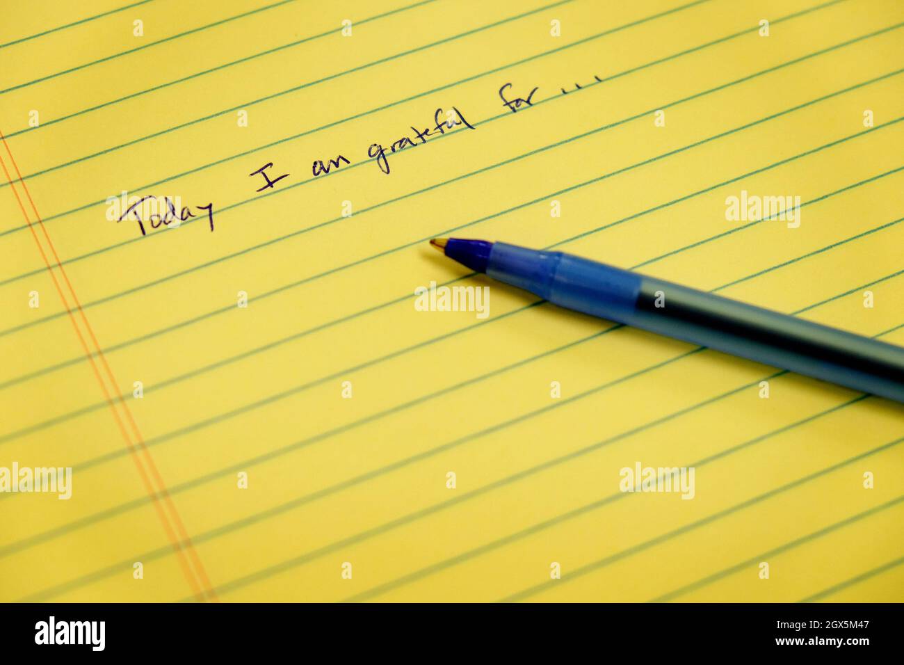 Cahier de gratitude avec l'écriture de stylo aujourd'hui je suis  reconnaissant pour Photo Stock - Alamy