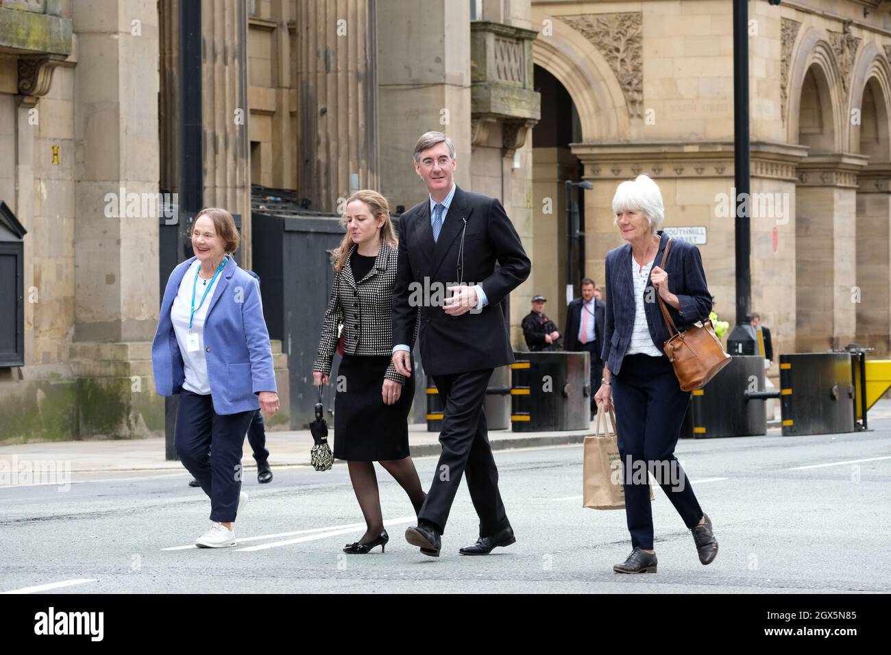 Manchester, Royaume-Uni – lundi 4 octobre 2021 – le député conservateur Jacob Rees-Mogg en dehors de la Conférence du Parti conservateur à Manchester. Photo Steven May / Alamy Live News Banque D'Images