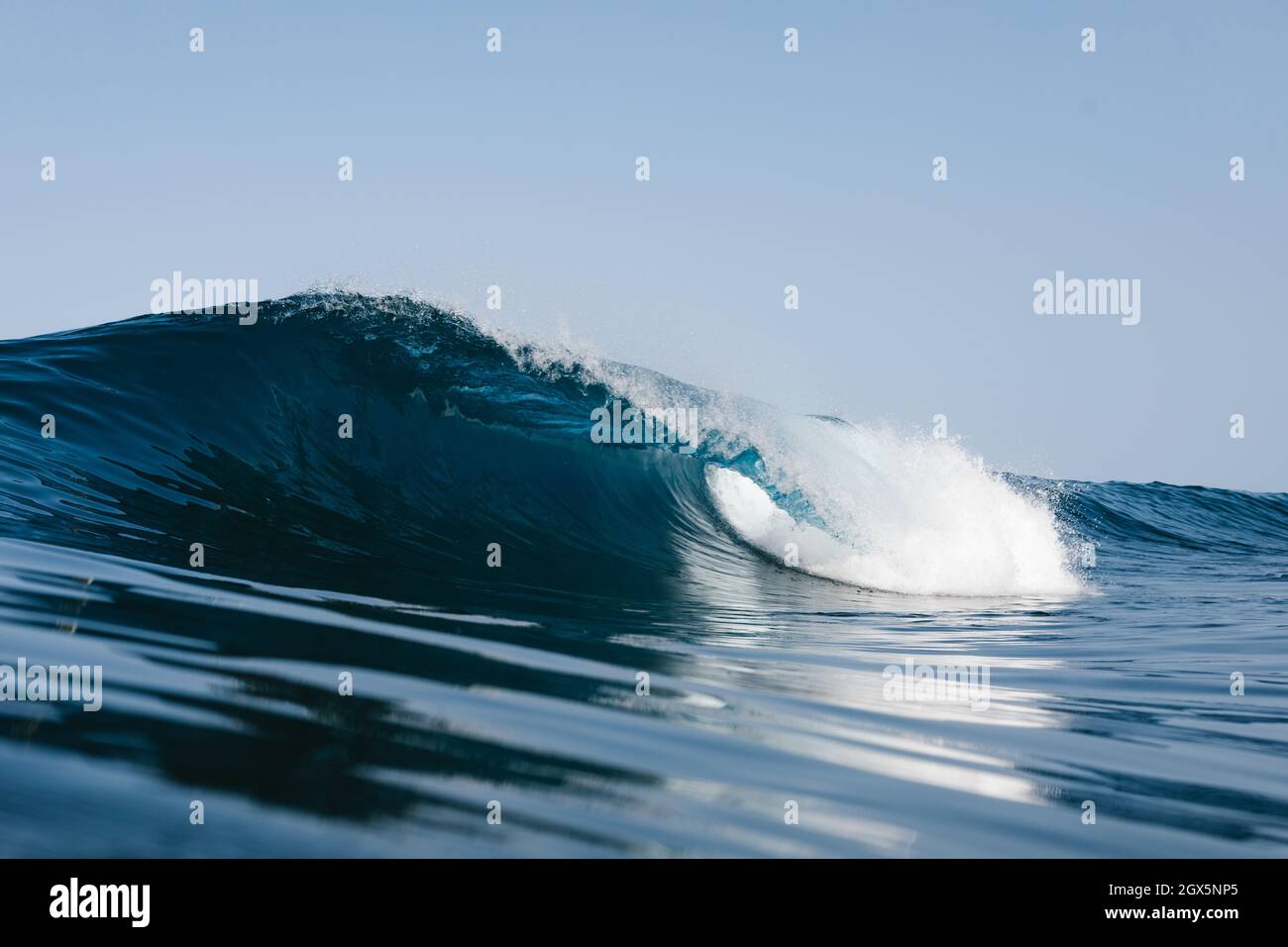 La vague bleue se brise sur une plage de Tenerife Banque D'Images