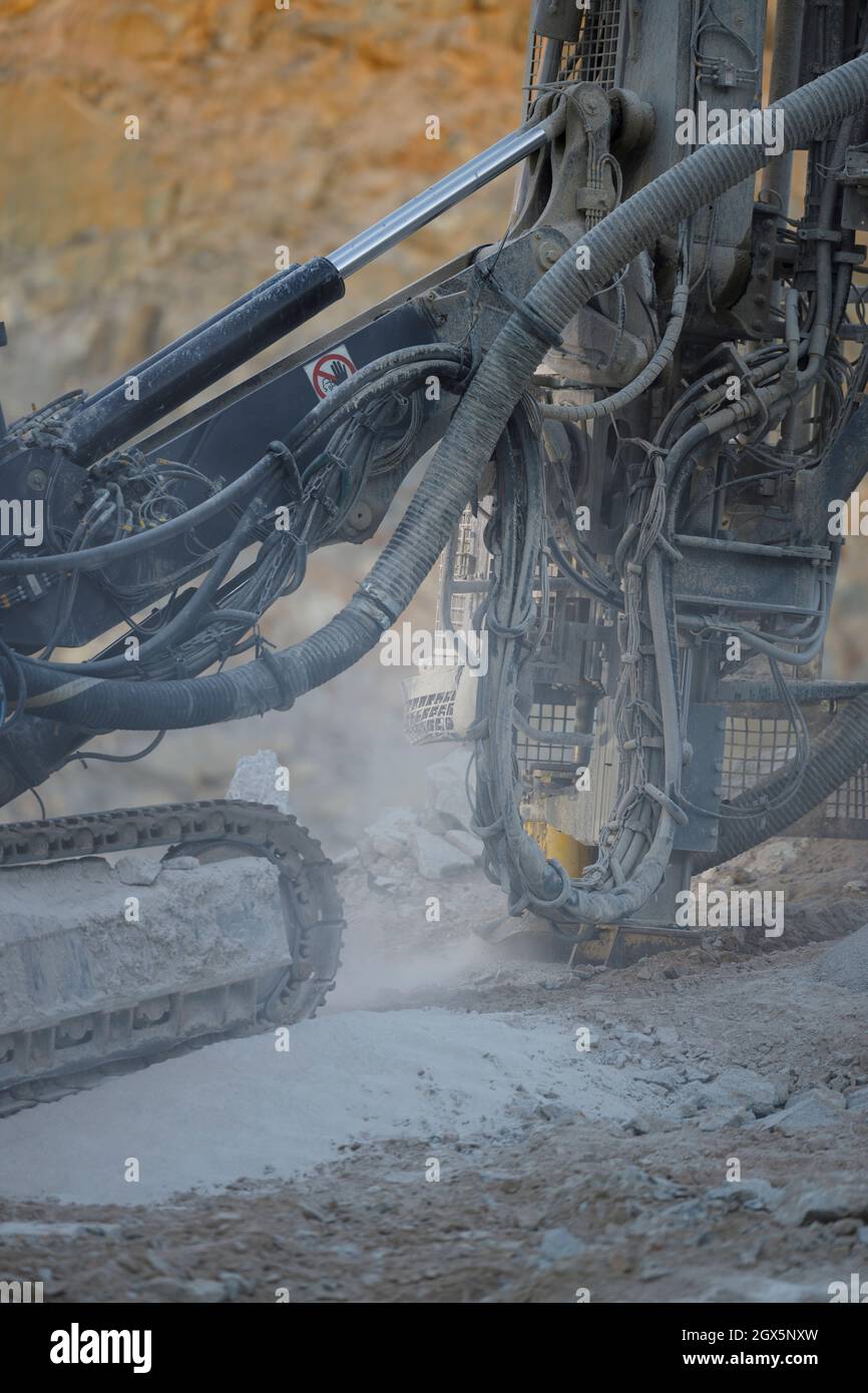 FORAGE EN TRAVAILLANT SUR DE GROSSES PIERRES Banque D'Images