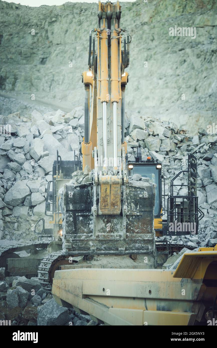 MACHINES MINIÈRES FONCTIONNANT AVEC DE GROSSES PIERRES Banque D'Images