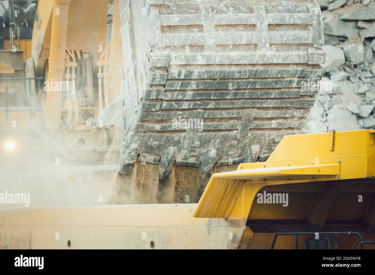 MACHINES MINIÈRES FONCTIONNANT AVEC DE GROSSES PIERRES Banque D'Images
