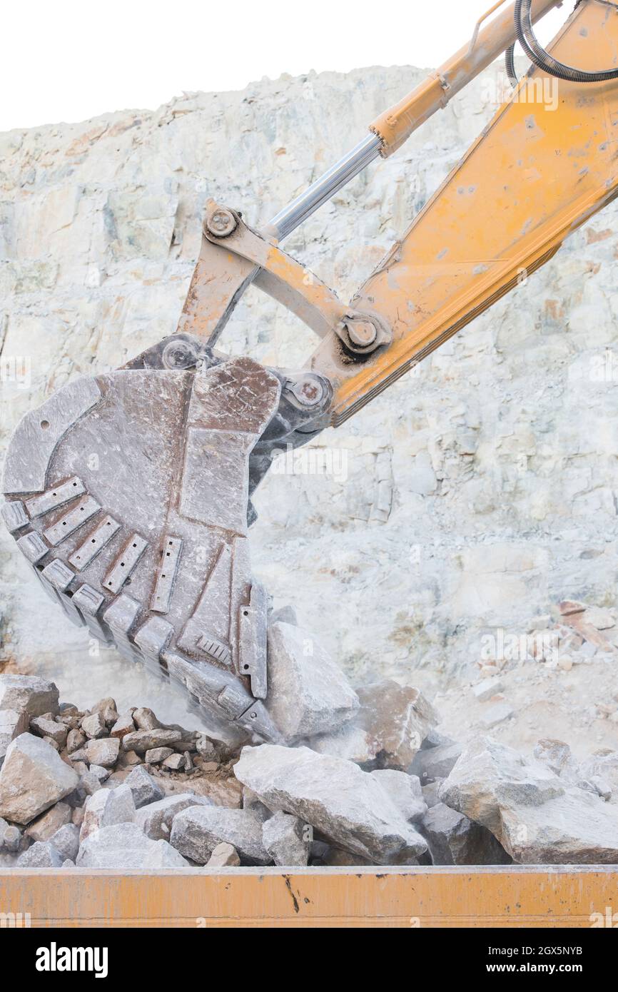 MACHINES MINIÈRES TRAVAILLANT AVEC DE GROSSES PIERRES Banque D'Images