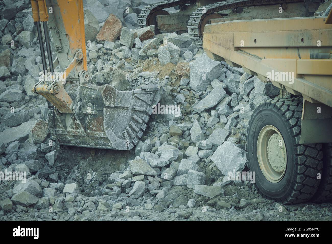 MACHINES MINIÈRES TRAVAILLANT AVEC DE GROSSES PIERRES Banque D'Images