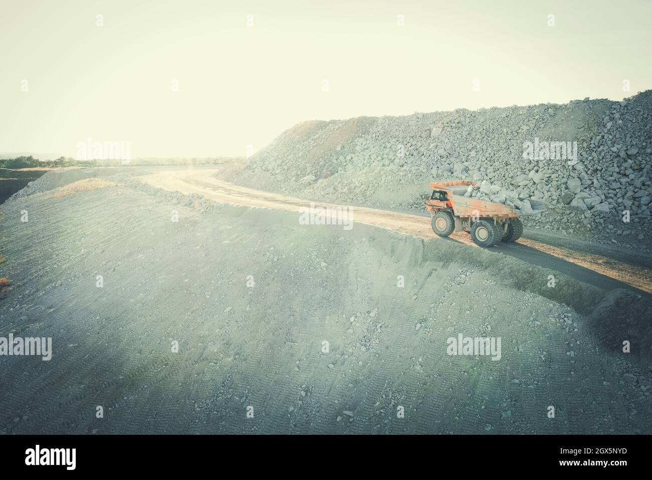 MACHINES MINIÈRES TRAVAILLANT AVEC DE GROSSES PIERRES Banque D'Images