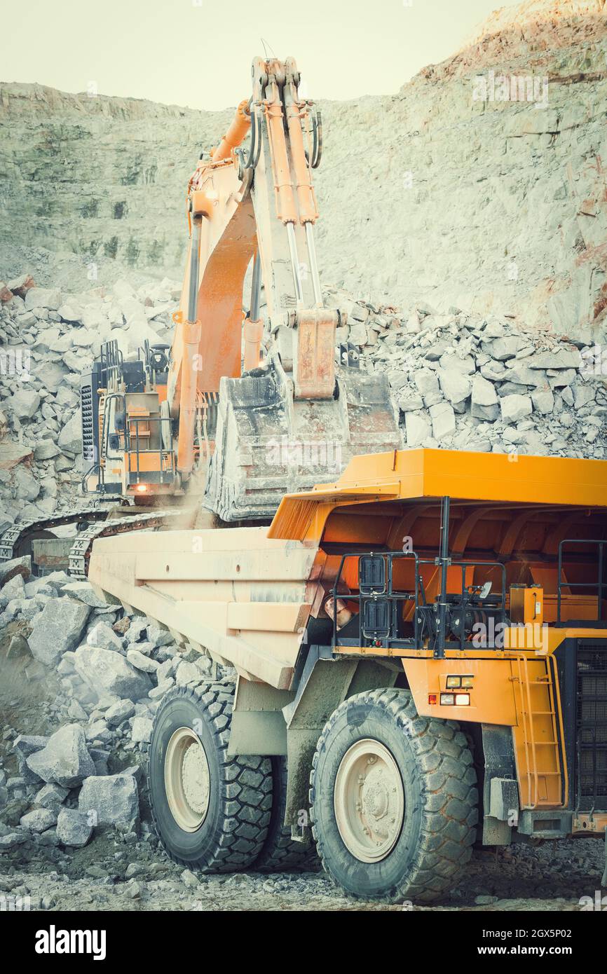 MACHINES MINIÈRES TRAVAILLANT AVEC DE GROSSES PIERRES Banque D'Images