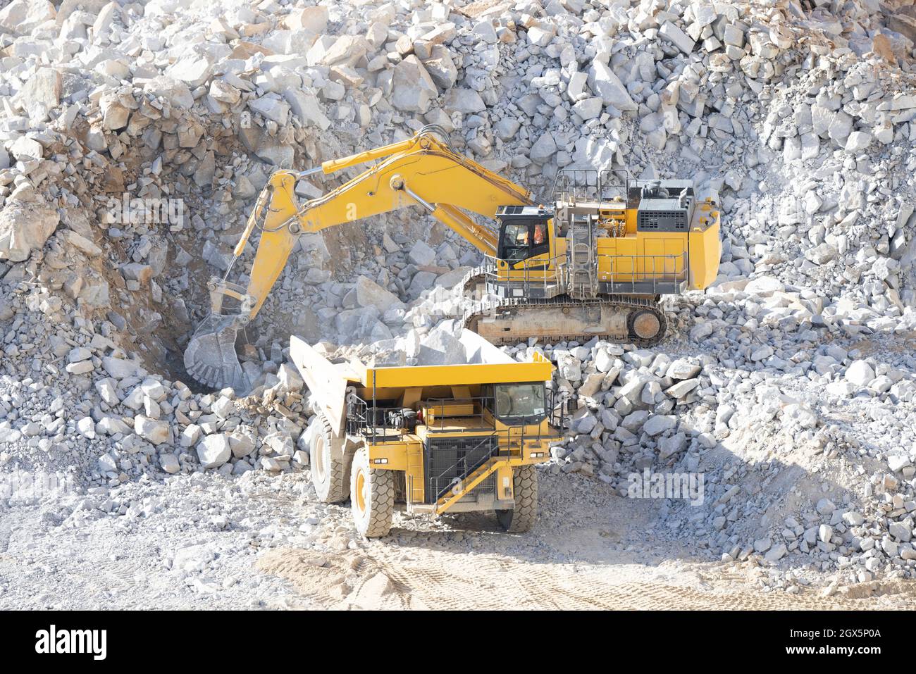 berceaux travaillant avec de grands rochers depuis la vue aérienne Banque D'Images