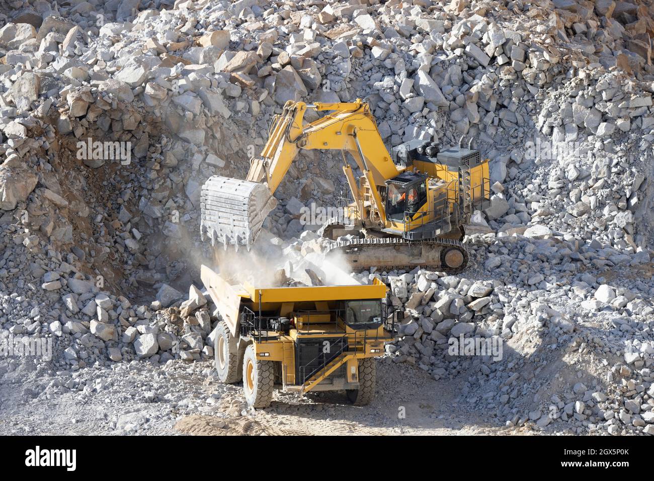 berceaux travaillant avec de grands rochers depuis la vue aérienne Banque D'Images