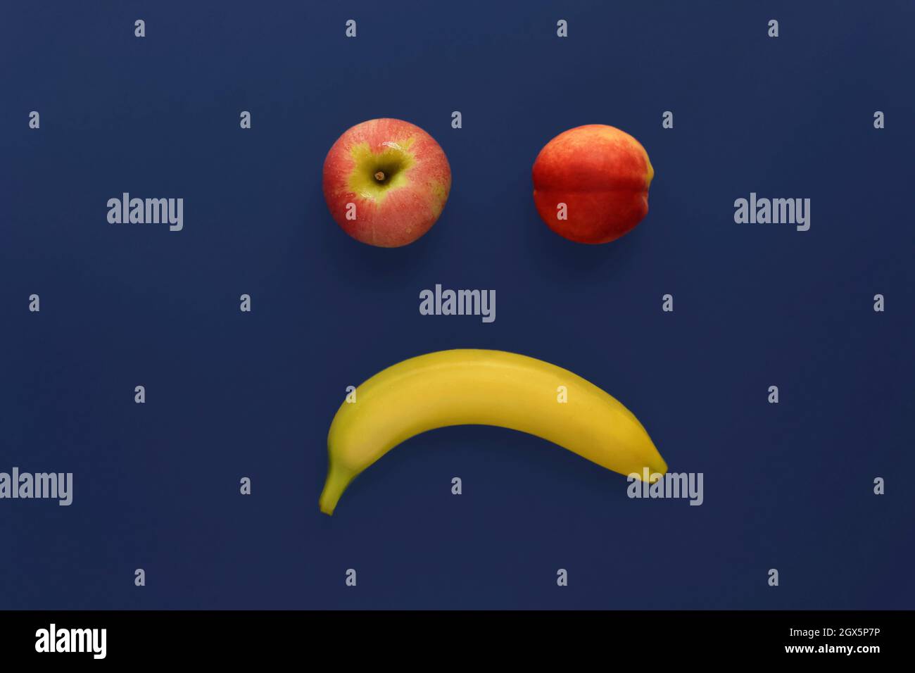 Un smiley très triste avec un visage de fruit. Banque D'Images