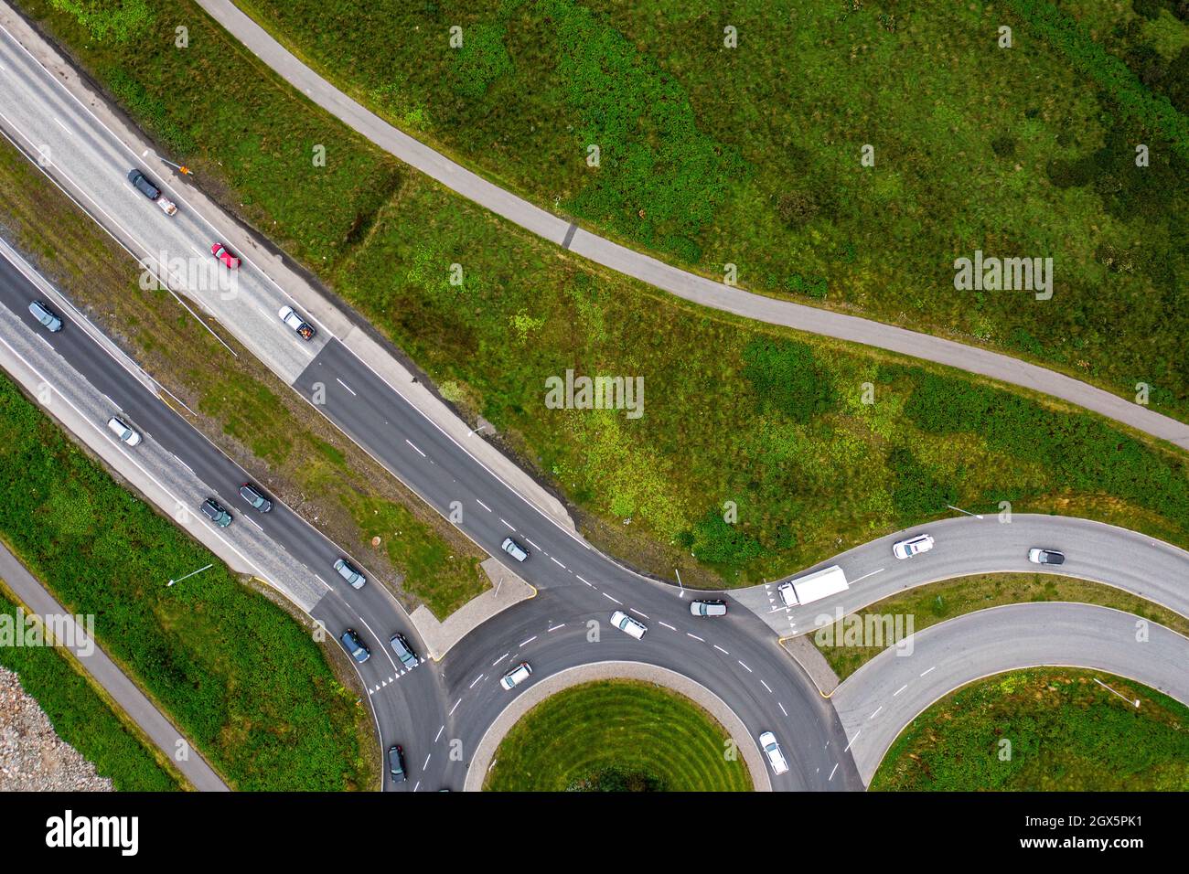 Routes menant à et depuis un rond-point vu d'en haut. Banque D'Images